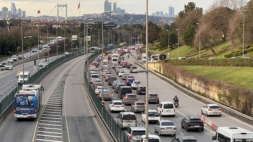 İstanbul'da iftar öncesi trafik resmen kilitlendi! Yoğunluk yüzde 85'lere geldi