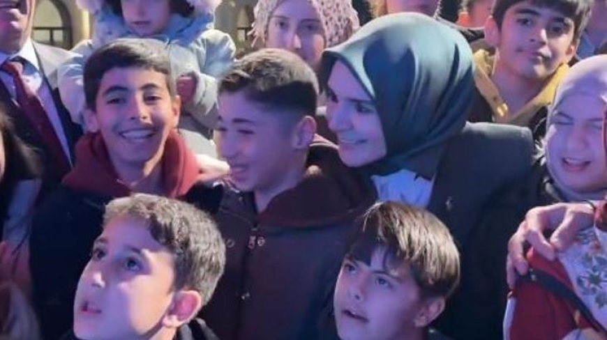 Bakan Göktaş, çocuklarla birlikte 'Kabe'de Hacılar' ilahisine eşlik etti