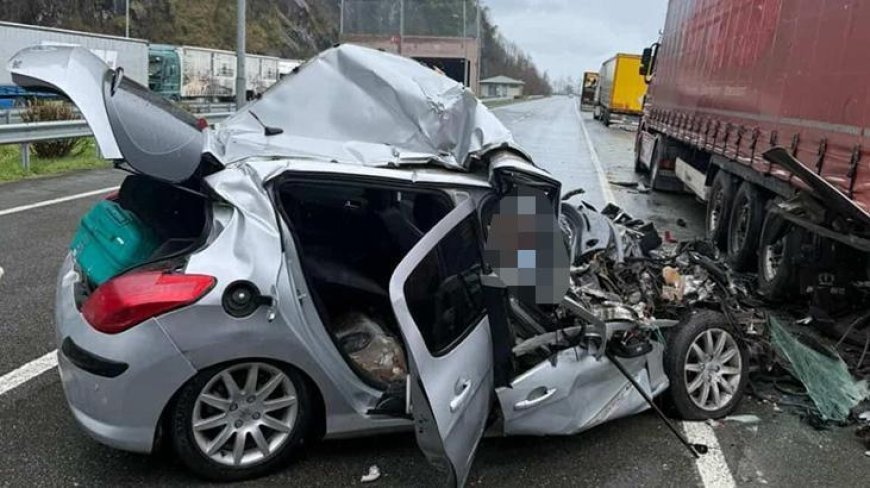 Artvin'de otomobil, TIR'a çarptı! 2 kişi öldü