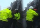 Trafikte korku dolu anlar! Polislerin yanına koşup yardım istedi: 10 saniyelik müdahale ile hayata döndüm