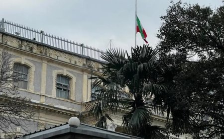 İran'ın İstanbul Başkonsolosluğu'nda bayraklar yarıya indirildi