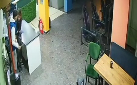 Akranı tarafından defalarca bıçaklandı. 17 yaşındaki çocuk hastanede