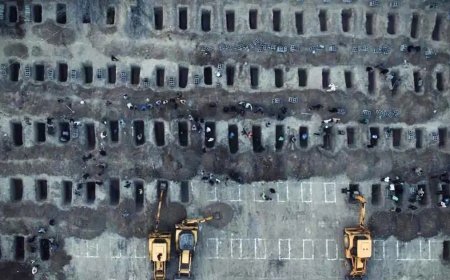 İsrail'in okul saldırısında ölen 160'tan fazla çocuk yan yana defnedilecek