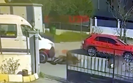 Minibüs ile motosikletin çarpıştığı kaza kamerada: 2 yaralı