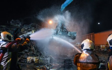 Sanayi sitesinde yangın: 100 hurda araç küle döndü