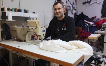 Hatay’da bir terzi dükkan camına astı! Yazıyı gören fotoğraf çekmeden geçemiyor