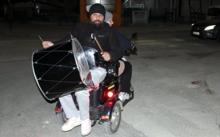 Eşinin kullandığı motosiklette davul çalarak mahalleliyi sahura kaldırıyor