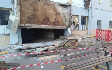 55 yıllık okulda faciadan dönüldü. Girişteki beton saçak bir anda çöktü