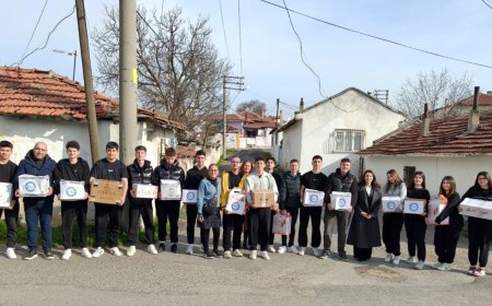 Lise öğrencileri harçlıklarıyla hazırladıkları ramazan kolilerini, ihtiyaç sahiplerine dağıttı