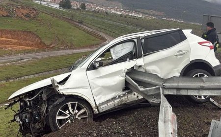 Bariyer otomobile ok gibi saplandı! Ölü ve yaralılar var