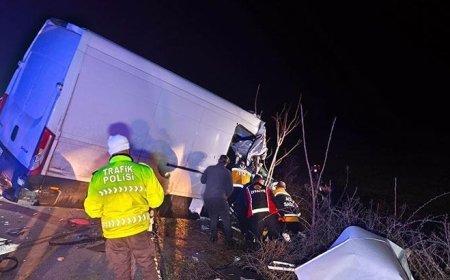 Kamyonet TIR’a arkadan çarptı: 2 ölü, 1 yaralı