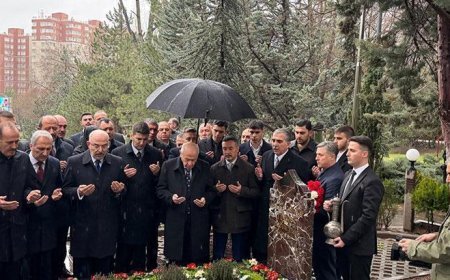 MHP lideri Bahçeli'den Türkeş'in mezarına bayram ziyareti