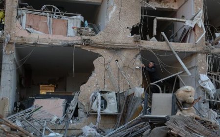 İran misillemesinde vurulan İsrail'in güneyindeki Dimona kentinde oluşan yıkım görüntülendi