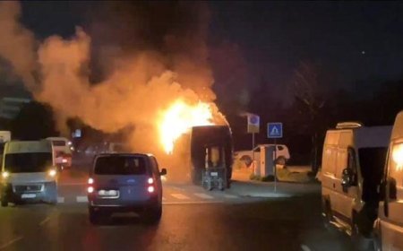 İstanbul'da park halindeki midibüs alev alev yandı