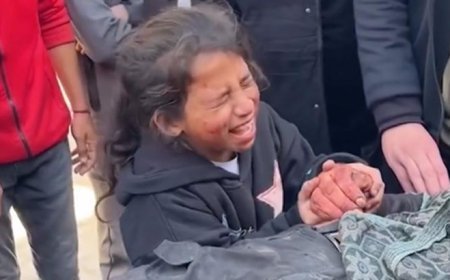 Filistinli kızdan İsrail saldırısında öldürülen babasının naaşı başında yürek burkan sözler: 'Lütfen uyan'