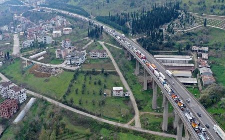 TEM'de feci kaza! 2 TIR ve 2 otomobil çarpıştı! Uzun kuyruklar oluştu