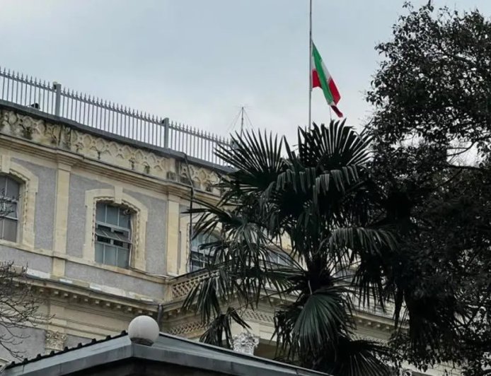 İran'ın İstanbul Başkonsolosluğu'nda bayraklar yarıya indirildi