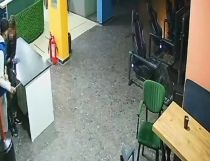 Akranı tarafından defalarca bıçaklandı. 17 yaşındaki çocuk hastanede