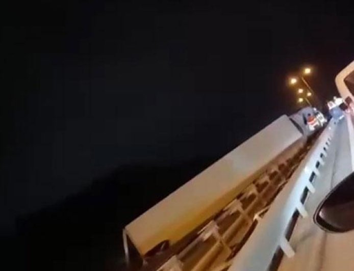 Büyükçekmece TEM Otoyolu'nda TIR devrildi; trafikte yoğunluk oluştu