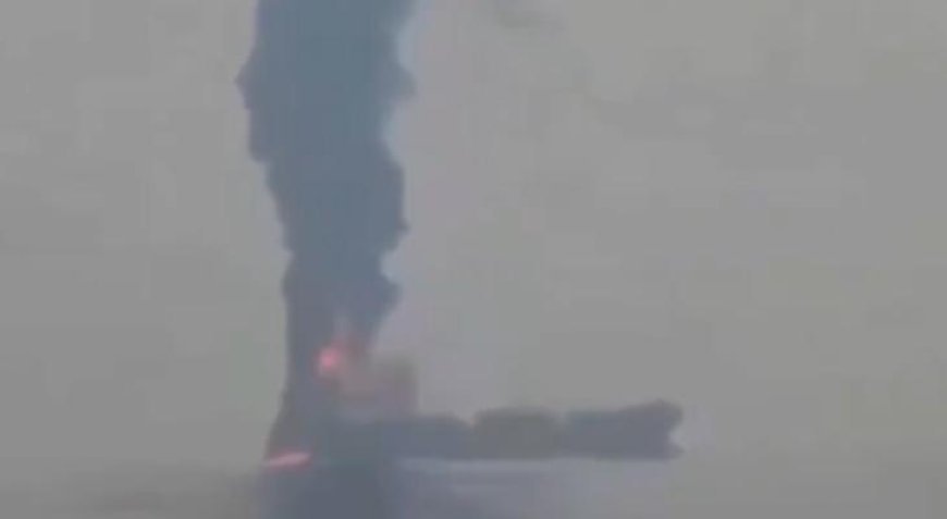 İran, Hürmüz Boğazı'nda bir petrol tankerini vurdu! İlk açıklama geldi