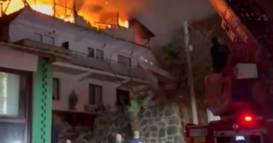 Kocaeli'de 2 katlı evde yangın. Alevler geceyi aydınlattı