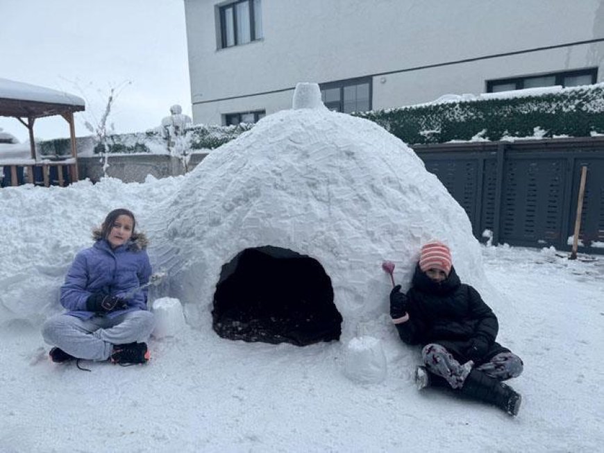 Kars’ta çocuklardan kardan ev: Bahçede Kuzey Kutbu hayali kurdular