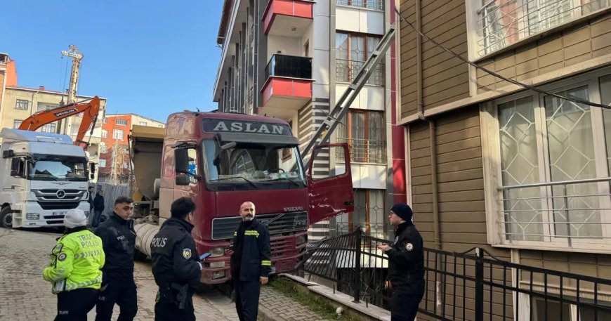 Direğe çarpan kamyon sürücüsü yaşamını yitirdi