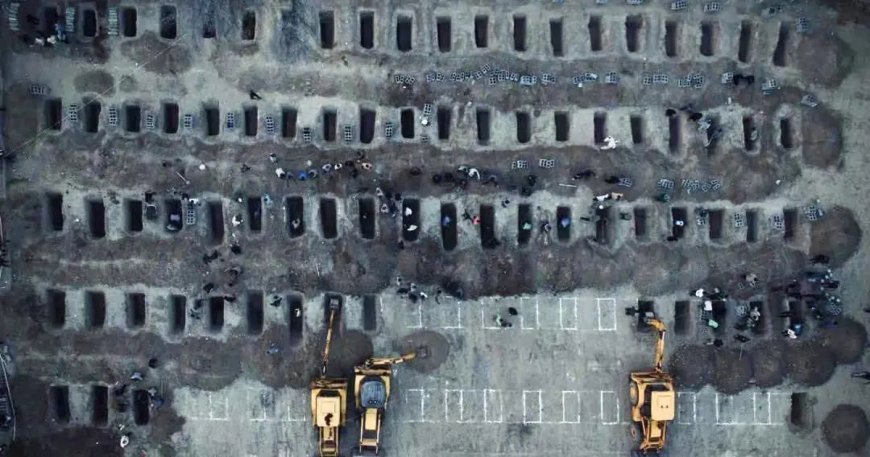 İsrail'in okul saldırısında ölen 160'tan fazla çocuk yan yana defnedilecek