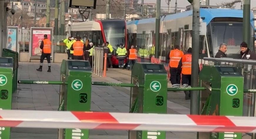 Fatih'te raydan çıkan tramvay karşı yönden gelen tramvaya çarptı