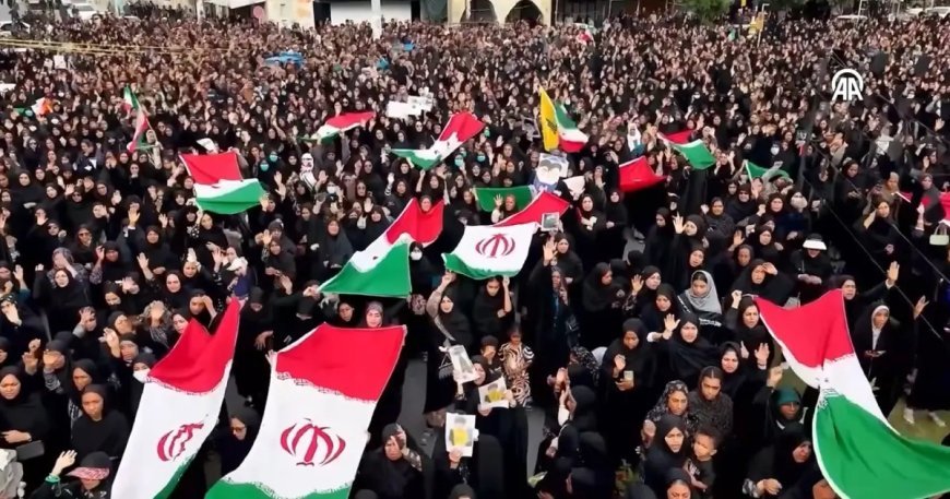 Ölen çocuklar için İran halkı sokakta