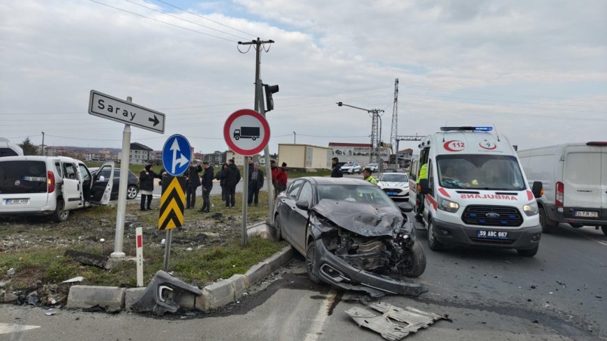Tekirdağ Saray'da hafif ticari araç ile otomobil çarpıştı; 2 yaralı