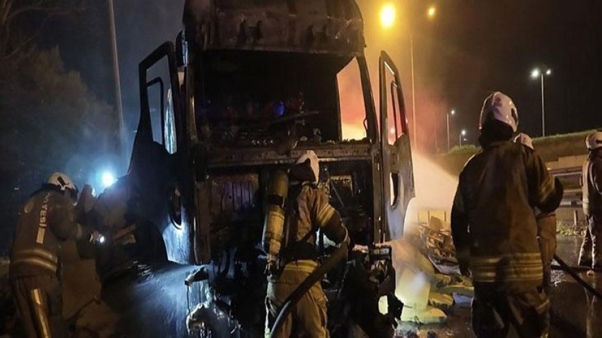 Tuzla'da park halindeki TIR alev alev yandı