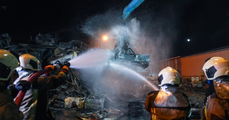 Sanayi sitesinde yangın: 100 hurda araç küle döndü