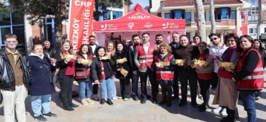 ÇERKEZKÖY’DE KADINLARA ÇİÇEK VE MARTENİÇKA DAĞITILDI