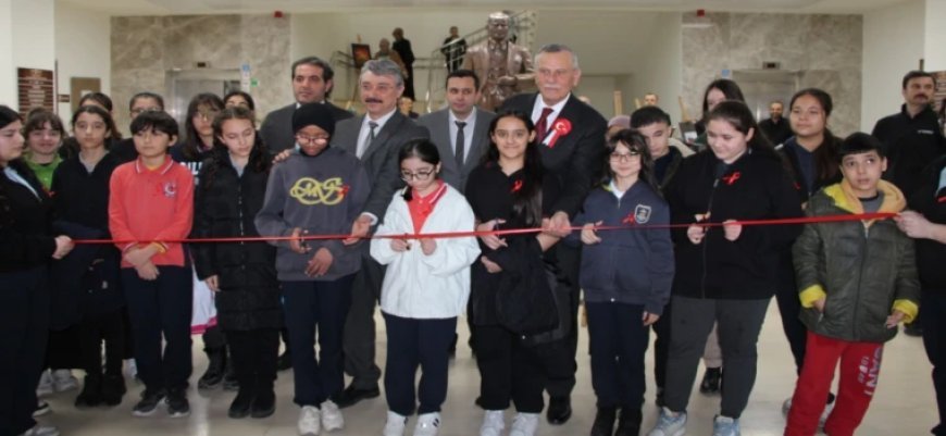 ÇERKEZKÖY’DE ÖĞRENCİLER İSTİKLAL MARŞI’NI RESİMLERLE ANLATTI