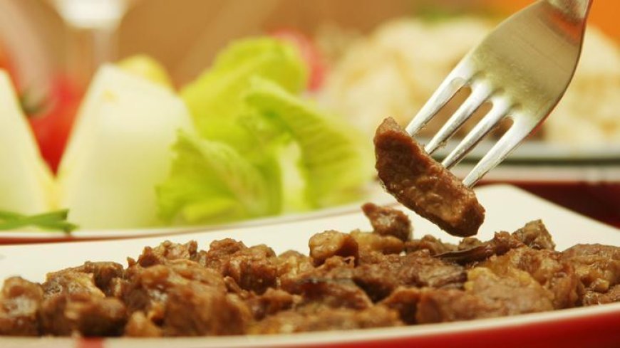 Mersin'de belediye aşevinde skandal! Dağıtılan kavurmadan 'yarış atı çipi' çıktı