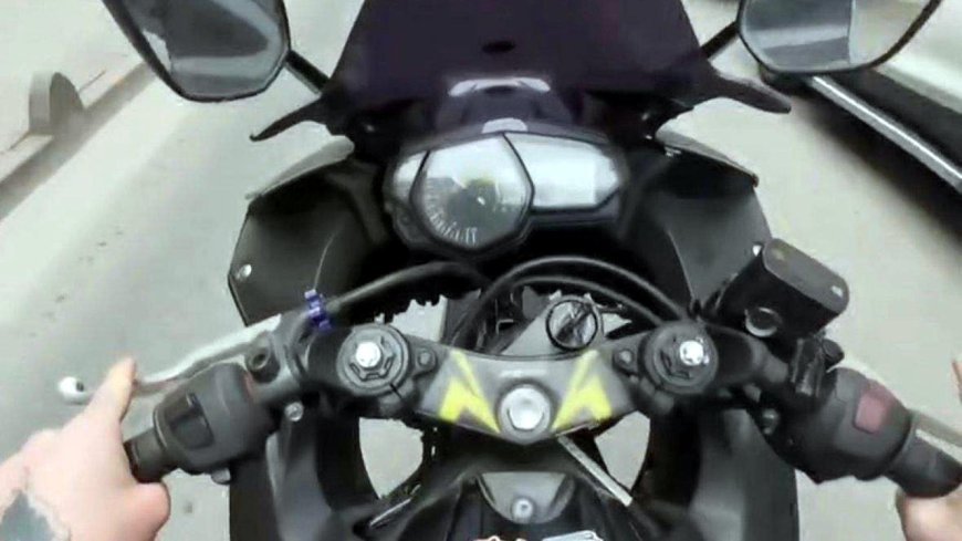 Tek tekerlek üzerinde ilerleyen motosikletin sürücüsüne 71 bin lira ceza