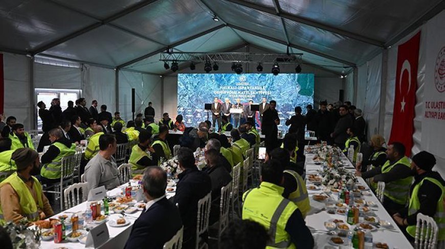 Bakan Uraloğlu Halkalı-Ispartakule Demiryolu Hattı şantiyesinde çalışanlarla iftar yaptı