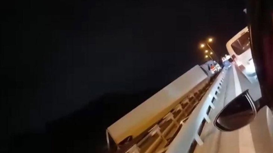 Büyükçekmece TEM Otoyolu'nda TIR devrildi; trafikte yoğunluk oluştu