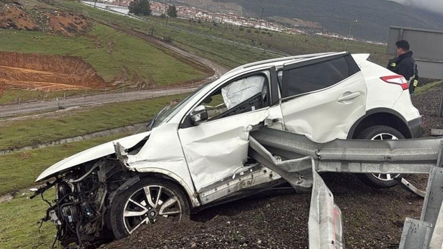 Bariyer otomobile ok gibi saplandı! Ölü ve yaralılar var