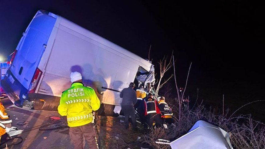 Kamyonet TIR’a arkadan çarptı: 2 ölü, 1 yaralı