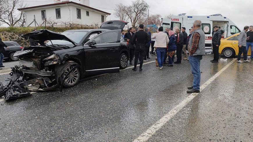 AK Parti konvoyunda kaza! 2 kişi yaralandı