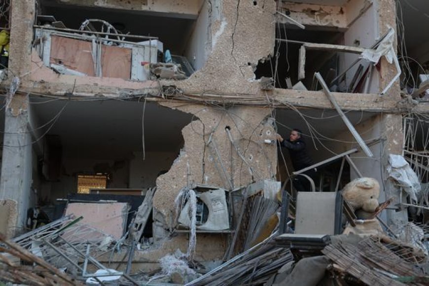 İran misillemesinde vurulan İsrail'in güneyindeki Dimona kentinde oluşan yıkım görüntülendi