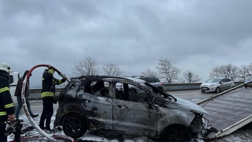 Tekirdağ'da kaza yapıp alev alan otomobil, kullanılamaz hale geldi
