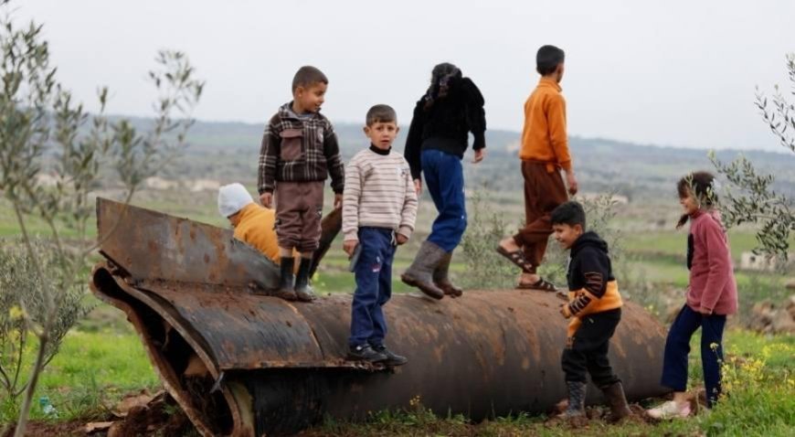 İran'dan ateşlenen roket Suriye'ye düştü! Çocuklar üzerinde oynarken görüntülendi