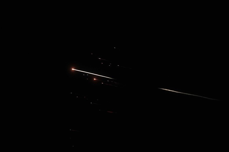 İran'dan İsrail'e füzeler peş peşe ateşlendi! İşte sıcak görüntüler