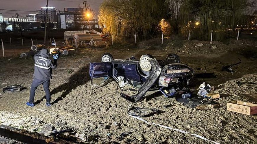 Feci kaza! Bariyer ve direğe çarpan otomobilin sürücüsü kurtarılamadı