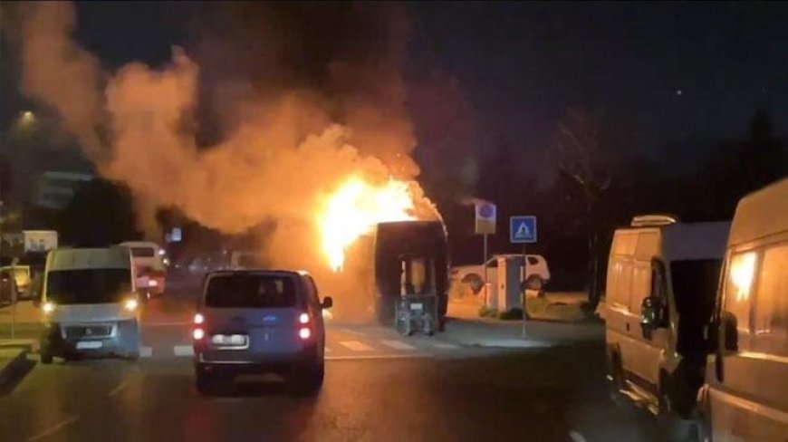 İstanbul'da park halindeki midibüs alev alev yandı