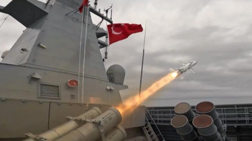 Savunma Sanayii Başkanı Haluk Görgün görüntüleri paylaştı! Gemisavar füzesi ATMACA, kara hedefini tam isabetle vurdu