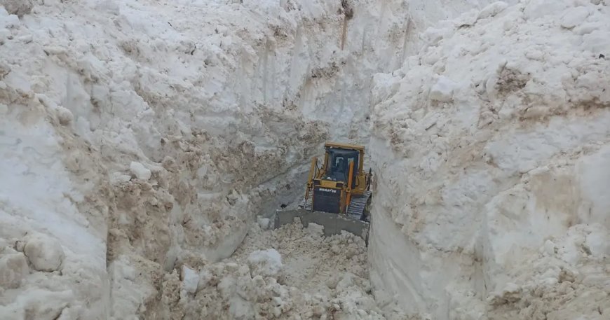 Yüksekova’da 8 metrelik kar tünelleri. İş makinesi içinde kayboldu